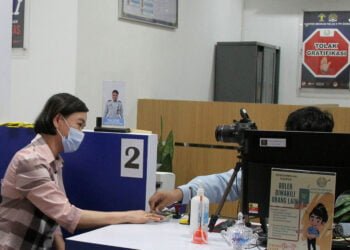 Ilustrasi - Seorang pemohon menjalani sesi pengambilan sidik jari pembuatan paspor di Kantor Imigrasi Kelas II Dumai