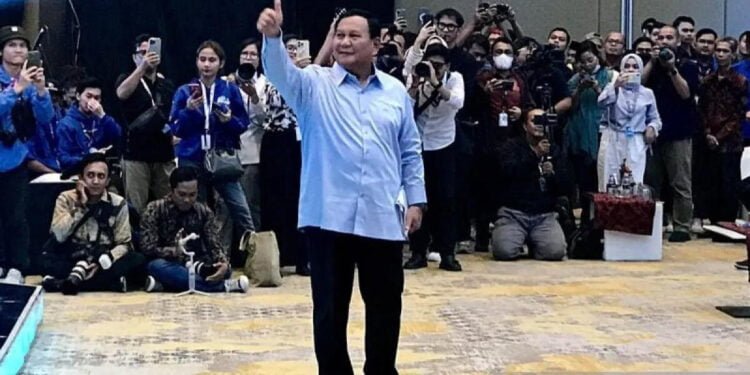 Bakal calon presiden dari Koalisi Indonesia Maju Prabowo Subianto mangacungkan jempol