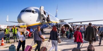 Ilustrasi penumpang berjalan menuju ke sebuah pesawat foto by net