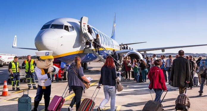 Ilustrasi penumpang berjalan menuju ke sebuah pesawat foto by net