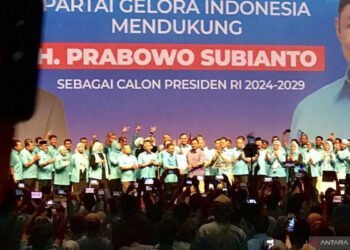 Ketua Umum Partai Gelora Indonesia Anis Matta menyerahkan surat dukungan kepada bakal calon presiden Prabowo Subianto
