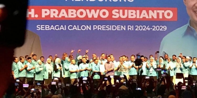 Ketua Umum Partai Gelora Indonesia Anis Matta menyerahkan surat dukungan kepada bakal calon presiden Prabowo Subianto