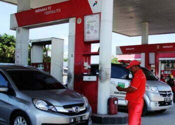 Petugas SPBU mencatat nomor polisi kenderaan yang mengisi BBM di Kota Dumai Riau Utusan Rakyat