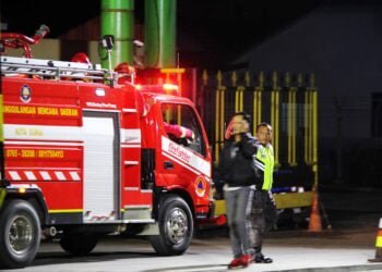 Sebuah mobil pemadam kebakaran memasuki kawasan Kilang Minyak Putri Tujuh Pertamina RU II Dumai untuk memadamkan kebakaran ledakan di area gas compressor Sabtu 1 Mei 2023