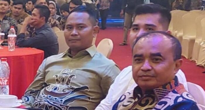 Beredar Foto Kapolres Kuansing Duduk Bareng Tersangka Kehutanan
