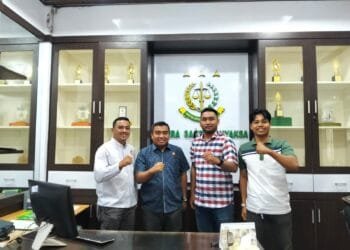 Perwakilan Forum Alumni Badan Eksekutif Mahasiswa (FABEM) dan BEM Universitas Islam Kuantan Singingi (Uniks) berfoto bersama jajaran Kejaksaan Negeri Kuantan Singingi saat melakukan kunjungan pada Rabu, 23 Juli 2025.
