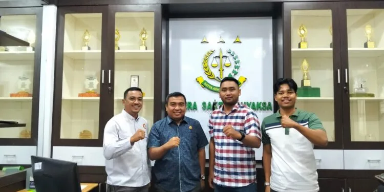 Perwakilan Forum Alumni Badan Eksekutif Mahasiswa (FABEM) dan BEM Universitas Islam Kuantan Singingi (Uniks) berfoto bersama jajaran Kejaksaan Negeri Kuantan Singingi saat melakukan kunjungan pada Rabu, 23 Juli 2025.