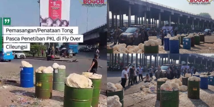 Penertiban tumpukan material bekas dan tong sampah di bawah flyover Cileungsi sebagai bagian dari penataan pasca penertiban PKL