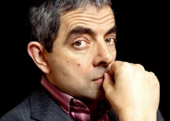 Rowan Atkinson aktor di balik karakter ikonik Mr Bean dalam sebuah potret yang menunjukkan sisi seriusnya merefleksikan latar belakang akademisnya di bidang teknik elektro sebelum menjadi maestro komedi