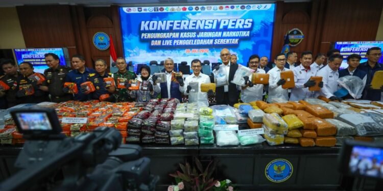Jajaran pimpinan BNN bersama perwakilan instansi terkait menunjukkan barang bukti narkotika seberat lebih dari 500 kg dalam konferensi pers pengungkapan kasus jaringan narkotika di Jakarta Rabu 3072025