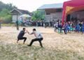 Dua pemuda Nias menampilkan gerakan Sile Lamo Si Dua Amatonga dalam sebuah acara adat di Pekanbaru sebagai bagian dari upaya melestarikan warisan budaya leluhur