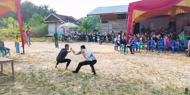 Dua pemuda Nias menampilkan gerakan Sile Lamo Si Dua Amatonga dalam sebuah acara adat di Pekanbaru sebagai bagian dari upaya melestarikan warisan budaya leluhur