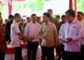 Wakil Presiden Gibran Rakabuming menyapa dan bersalaman dengan salah satu warga saat meninjau penyaluran BSU di Pekanbaru