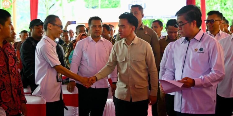 Wakil Presiden Gibran Rakabuming menyapa dan bersalaman dengan salah satu warga saat meninjau penyaluran BSU di Pekanbaru