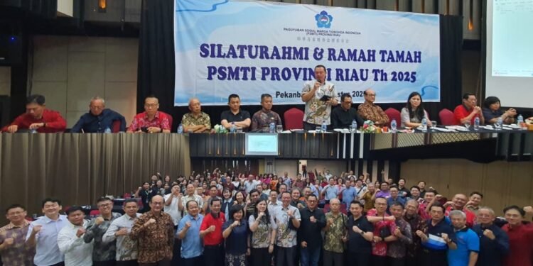 Kolase foto kegiatan Silaturahmi dan Ramah Tamah Paguyuban Sosial Marga Tionghoa Indonesia PSMTI Provinsi Riau di Hotel Furaya Pekanbaru Jumat 2982025 Tampak jajaran pengurus memberikan sambutan atas dan foto bersama seluruh hadirin bawah