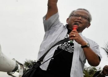 Agoes S. Alam (Agoes Budianto) saat menyampaikan pidato dalam salah satu kegiatan organisasi. Beliau menjabat sebagai Ketua Forum Koperasi TKBM se-Sumatera dan Ketua Umum Dewan Kesenian Kota Dumai.