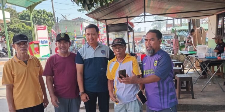 Camat Cileungsi Adhi Nugraha tengah berkemeja biru abu saat berdialog langsung dengan warga di wilayah Kecamatan Cileungsi dalam rangka sosialisasi pemasangan Bendera Merah Putih