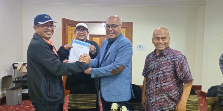 Bakal calon Ketua Umum PWI Pusat Akhmad Munir kedua dari kanan mengenakan jas biru menerima dukungan dari perwakilan PWI Provinsi Turut hadir dalam pertemuan tersebut Zulmansyah Sekedang kedua dari kiri dan Atal S Depari paling kanan yang juga memberikan dukungan penuh