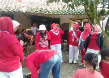 Sejumlah panitia dari Forum Masyarakat Silaturahmi Bogor Timur (FORMASI BOTIM) yang mengenakan seragam merah-putih, berbaur dengan warga dan anak-anak saat acara santunan yatim dan perayaan HUT ke-80 RI.