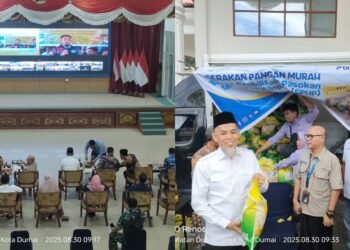 Walikota Dumai H. Paisal (kanan, memegang beras) saat meninjau pelaksanaan Gerakan Pangan Murah (GPM) yang digelar Dinas Ketahanan Pangan bersama Bulog Dumai, setelah mengikuti pencanangan GPM secara daring di Gedung Pendopo Sri Bunga Tanjung (kiri), Sabtu (30/8/2025).