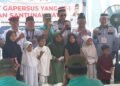 Anggota senior GAPERSUS secara simbolis memberikan tumpeng dan santunan kepada perwakilan anak yatim dalam acara perayaan HUT ke 1 organisasi di Bogor Suasana kebersamaan dan kepedulian sosial tampak dalam momen tersebut dengan latar belakang spanduk acara