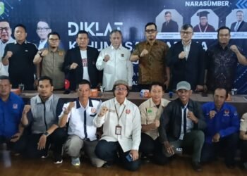 Para peserta dan narasumber berfoto bersama usai kegiatan Pendidikan dan Pelatihan (Diklat) Kehumasan yang digelar oleh KONI Sumatera Selatan (Sumsel) di Palembang.
