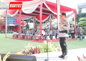 Kapolda Sumsel, Irjen Pol Andi Rian R. Djajadi, S.I.K., M.H., saat memberikan amanat dalam apel akbar Bhabinkamtibmas di lapangan Mapolda Sumsel, Kamis (28/8/2025).