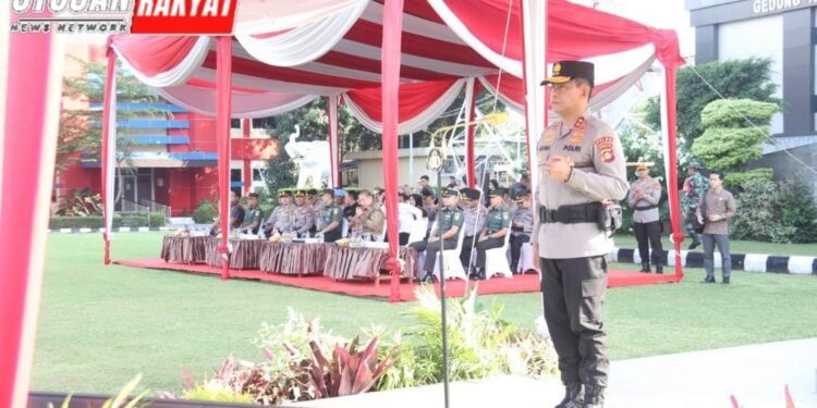 Kapolda Sumsel Irjen Pol Andi Rian R Djajadi SIK MH saat memberikan amanat dalam apel akbar Bhabinkamtibmas di lapangan Mapolda Sumsel Kamis 2882025