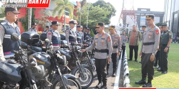 Kapolda Sumsel Irjen Pol Andi Rian R Djajadi saat memeriksa kendaraan dinas Bhabinkamtibmas di sela sela apel akbar di Mapolda Sumsel Kamis 2882025