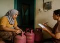 Ilustrasi warga sedang membeli elpiji atau mencatat meteran listrik di rumah sederhana