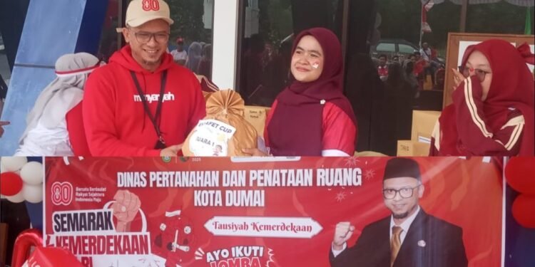 Kemeriahan perlombaan tradisional yang diadakan oleh Dinas Pertanahan dan Penataan Ruang Dispertaru Kota Dumai dalam rangka menyemarakkan HUT ke 80 Kemerdekaan RI