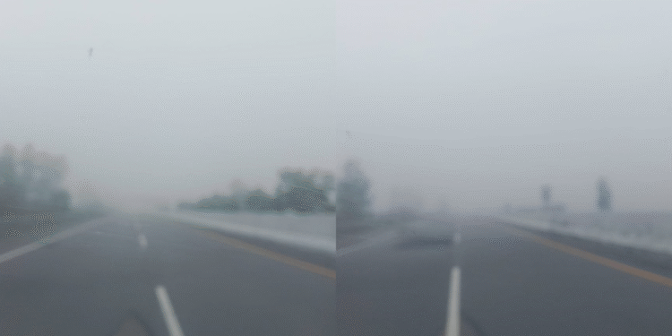 Jalan Tol Dumai Pekanbaru diselimuti kabut asap tebal pada Senin 482025 pagi yang menyebabkan jarak pandang sangat terbatas bagi pengendara