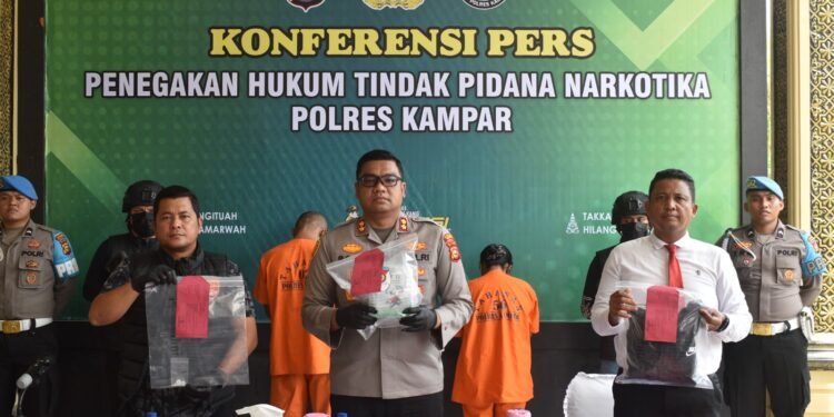 Kapolres Kampar AKBP Boby Putra Ramadhan tengah didampingi Kasat Resnarkoba dan jajaran menunjukkan barang bukti sabu sabu seberat 1 kilogram dan para tersangka saat konferensi pers di Mapolres Kampar