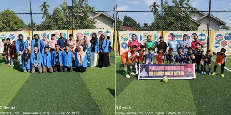 Momen kebersamaan para panitia pejabat pemerintah dan tim futsal dalam acara pembukaan kompetisi futsal Piala LPMK dan Forum RT di Kelurahan Bukit Batrem Kecamatan Dumai Timur