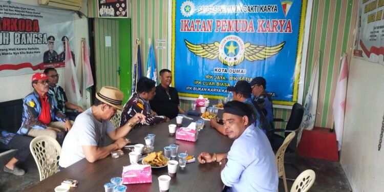 Ketua IPK DPD Provinsi Riau Kasten Harianja bersama jajaran Satgas IPK Riau saat berkunjung ke Sekretariat IPK DPD II Kota Dumai disambut oleh Ketua Patrik Tatang beserta pengurus