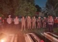 Suasana khidmat saat upacara Renungan Suci di Taman Makam Pahlawan Cileungsi pada malam menjelang Hari Ulang Tahun Kemerdekaan RI Tampak barisan pejabat TNI Polri dan sipil berdiri dengan sikap sempurna di antara nisan nisan yang diterangi cahaya lilin