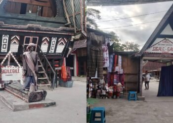 Kiri: Patung Sigale-Gale berdiri di depan Rumah Bolon, rumah adat suku Batak. Kanan: Pintu masuk menuju area pertunjukan Sigale-Gale di Tomok, yang juga merupakan area pasar wisata.