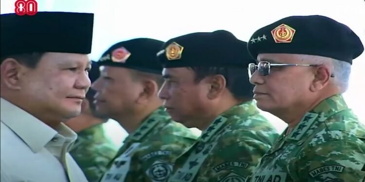 Musa Bangun Bintang 3 Kehormatan - Presiden Prabowo - Utusan Rakyat 001 - Utusan Rakyat Presiden Republik Indonesia Prabowo Subianto berdiri di hadapan Letnan Jenderal TNI Kehormatan Purn Musa Bangun dan perwira tinggi TNI AD lainnya saat Upacara Penganugerahan Pangkat Kehormatan di Pusdiklatpassus Kopassus Batujajar Bandung Barat