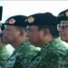 Presiden Republik Indonesia Prabowo Subianto berdiri di hadapan Letnan Jenderal TNI Kehormatan Purn Musa Bangun dan perwira tinggi TNI AD lainnya saat Upacara Penganugerahan Pangkat Kehormatan di Pusdiklatpassus Kopassus Batujajar Bandung Barat