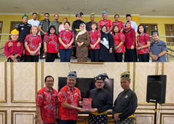 Ketua MKA LAMR Pekanbaru, Datuk Seri Rizky Bagus Oka (kedua dari kiri bawah), bertukar cinderamata dengan Ketua PSMTI Pekanbaru, Sebastianus Happy Subagio (kiri bawah), disaksikan oleh Ketua DPH LAMR Pekanbaru, Datuk Seri Muspidauan (kedua dari kanan bawah) dan pengurus lainnya dalam kunjungan silaturahmi di Kantor LAMR Pekanbaru.