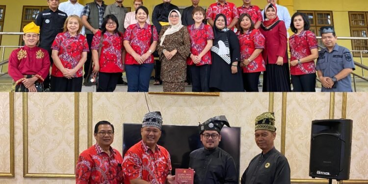 Ketua MKA LAMR Pekanbaru Datuk Seri Rizky Bagus Oka kedua dari kiri bawah bertukar cinderamata dengan Ketua PSMTI Pekanbaru Sebastianus Happy Subagio kiri bawah disaksikan oleh Ketua DPH LAMR Pekanbaru Datuk Seri Muspidauan kedua dari kanan bawah dan pengurus lainnya dalam kunjungan silaturahmi di Kantor LAMR Pekanbaru