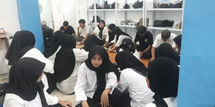 Para peserta terlihat sedang mengikuti sebuah sesi pelatihan atau pengarahan dengan serius dan fokus