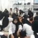 Para peserta terlihat sedang mengikuti sebuah sesi pelatihan atau pengarahan dengan serius dan fokus