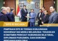 Ketua DPD RI Sultan B Najamudin tengah berkemeja biru bertukar cinderamata dengan Menteri Luar Negeri Republik Belarusia Maxim Ryzhenkov tengah berjas hitam