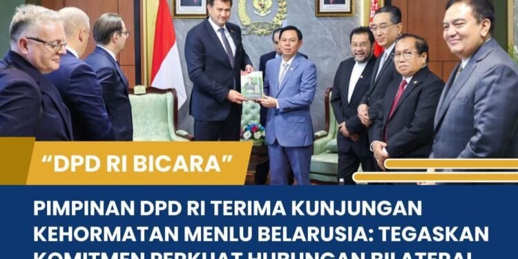 Ketua DPD RI Sultan B Najamudin tengah berkemeja biru bertukar cinderamata dengan Menteri Luar Negeri Republik Belarusia Maxim Ryzhenkov tengah berjas hitam