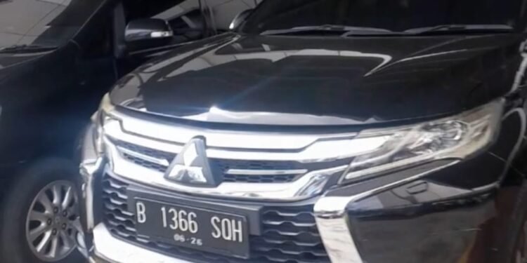 Sebuah mobil Mitsubishi Pajero Sport dengan pelat nomor hitam B 1366 SOH yang diduga kendaraan dinas milik BWSS V Padang tertangkap kamera