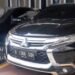 Sebuah mobil Mitsubishi Pajero Sport dengan pelat nomor hitam B 1366 SOH yang diduga kendaraan dinas milik BWSS V Padang tertangkap kamera