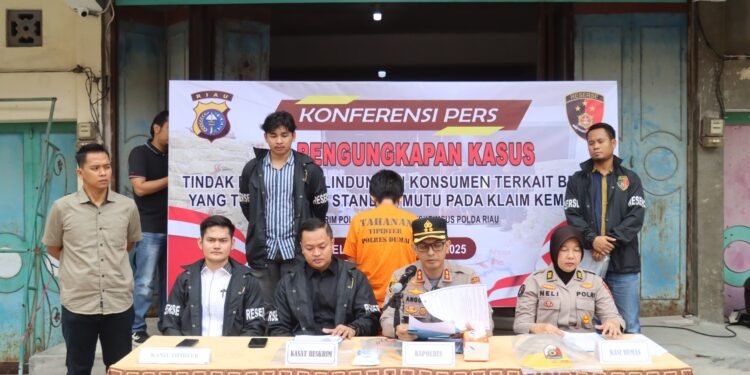 Kapolres Dumai AKBP Angga F Herlambang tengah didampingi jajarannya saat memberikan keterangan pers terkait pengungkapan kasus pengoplosan beras di Dumai Selasa 1982025