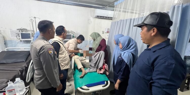 Petugas Polsek Tambang bersama tenaga medis menangani pelaku pencurian motor yang mengalami luka akibat diamuk massa di ruang perawatan RS Bhayangkara