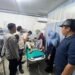 Petugas Polsek Tambang bersama tenaga medis menangani pelaku pencurian motor yang mengalami luka akibat diamuk massa di ruang perawatan RS Bhayangkara